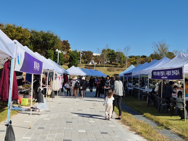 ‘제2회 延(연)수3동 사랑愛(애) 음악회가 지난 26일 문화공원에서 열려 깊어지는 가을에 잊지 못할 추억을 만들었다